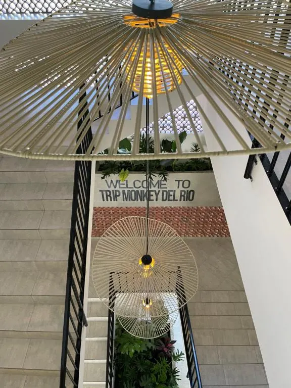 Escalera de entrada de la sede con el letrero de bienvenida
